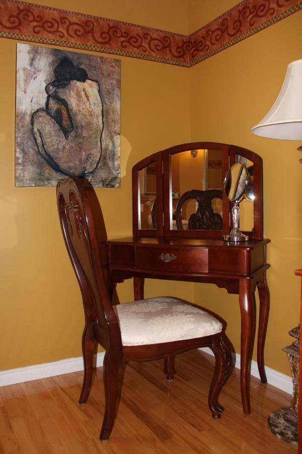 Deluxe Queen Room with Private Bathroom