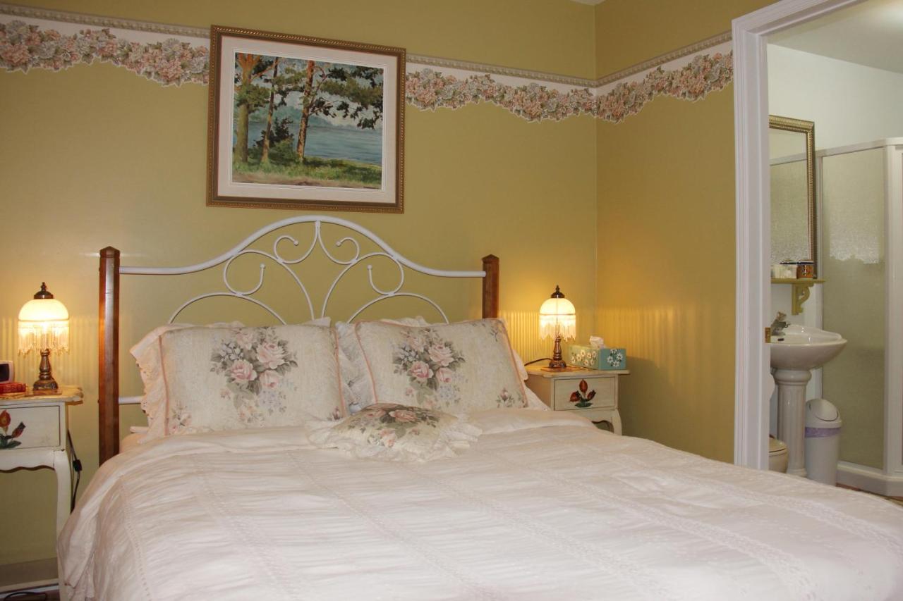 Queen Room with Private Bathroom