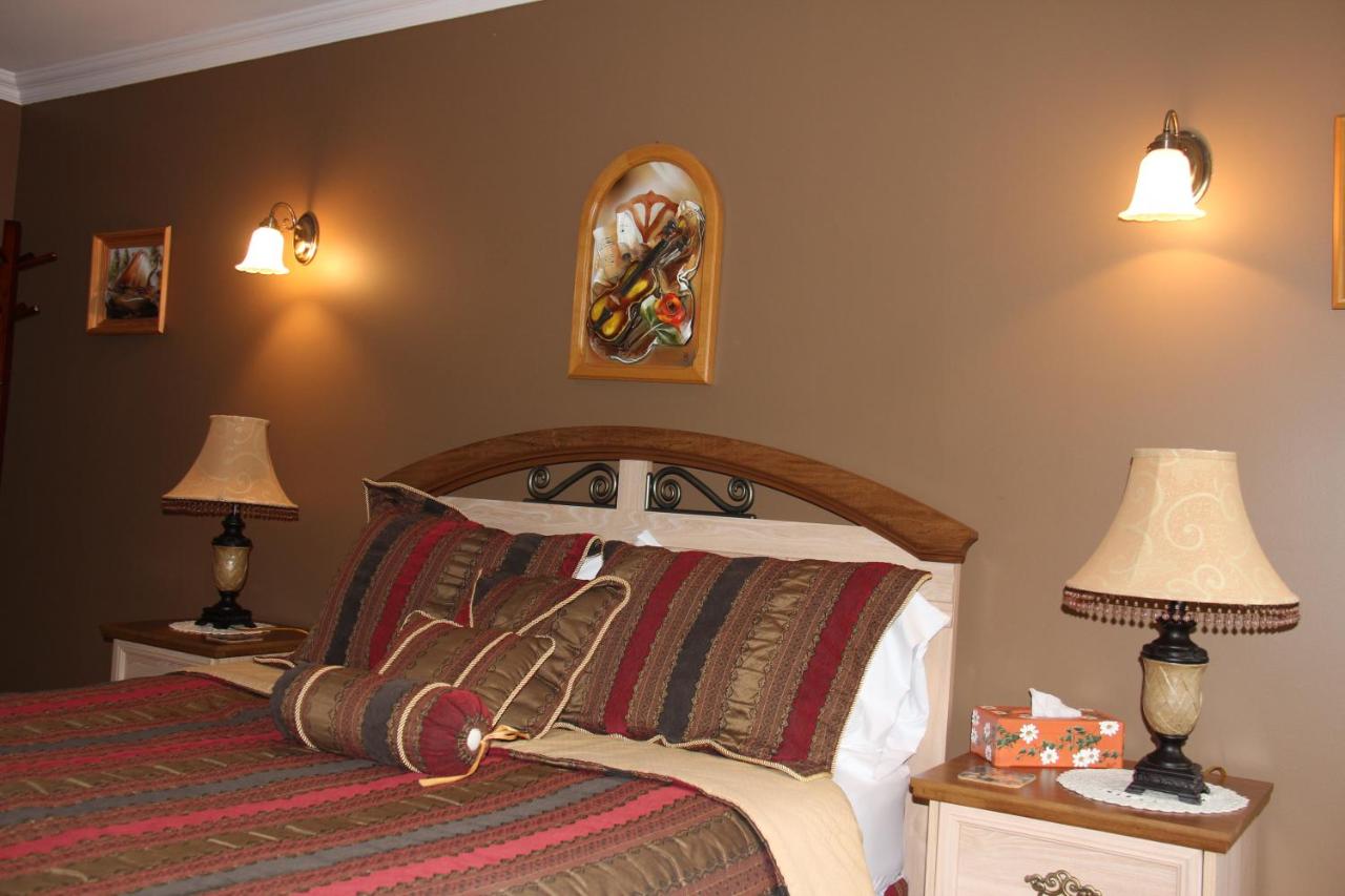 Deluxe Queen Room with Private Bathroom