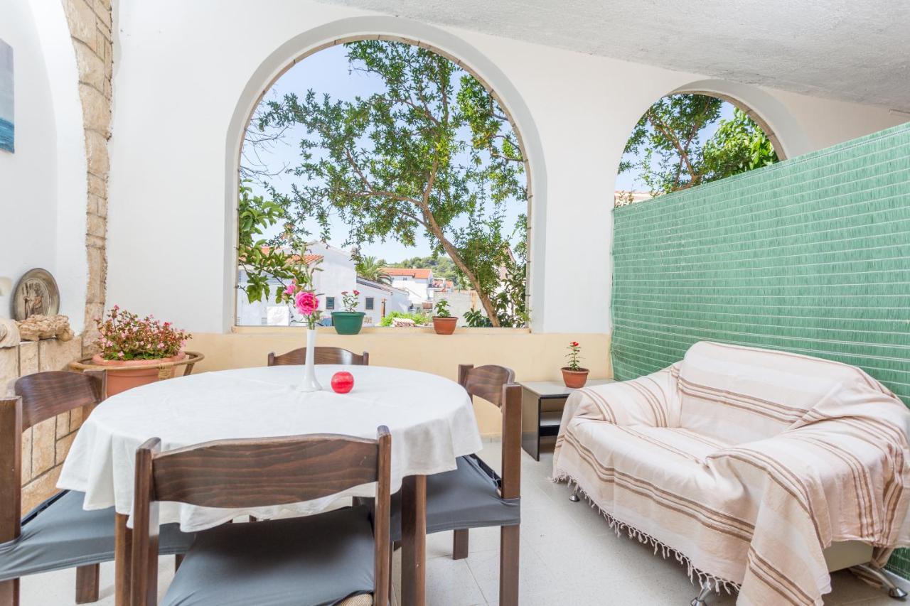 Apartment Branka Kustura 2 - B&B Lesina