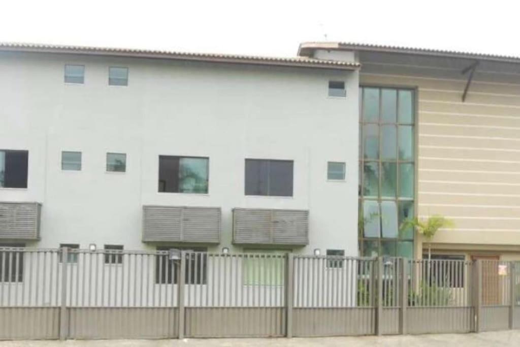 Apto INTEIRO em Vilas do Atlântico, a 50m da praia - Chambres d’hôtes Lauro de Freitas