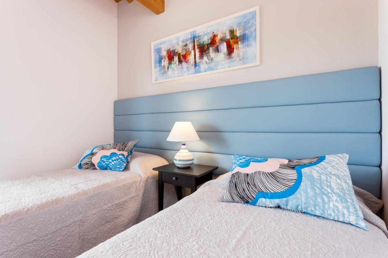 Chambre Double ou Lits Jumeaux - Vue sur Piscine