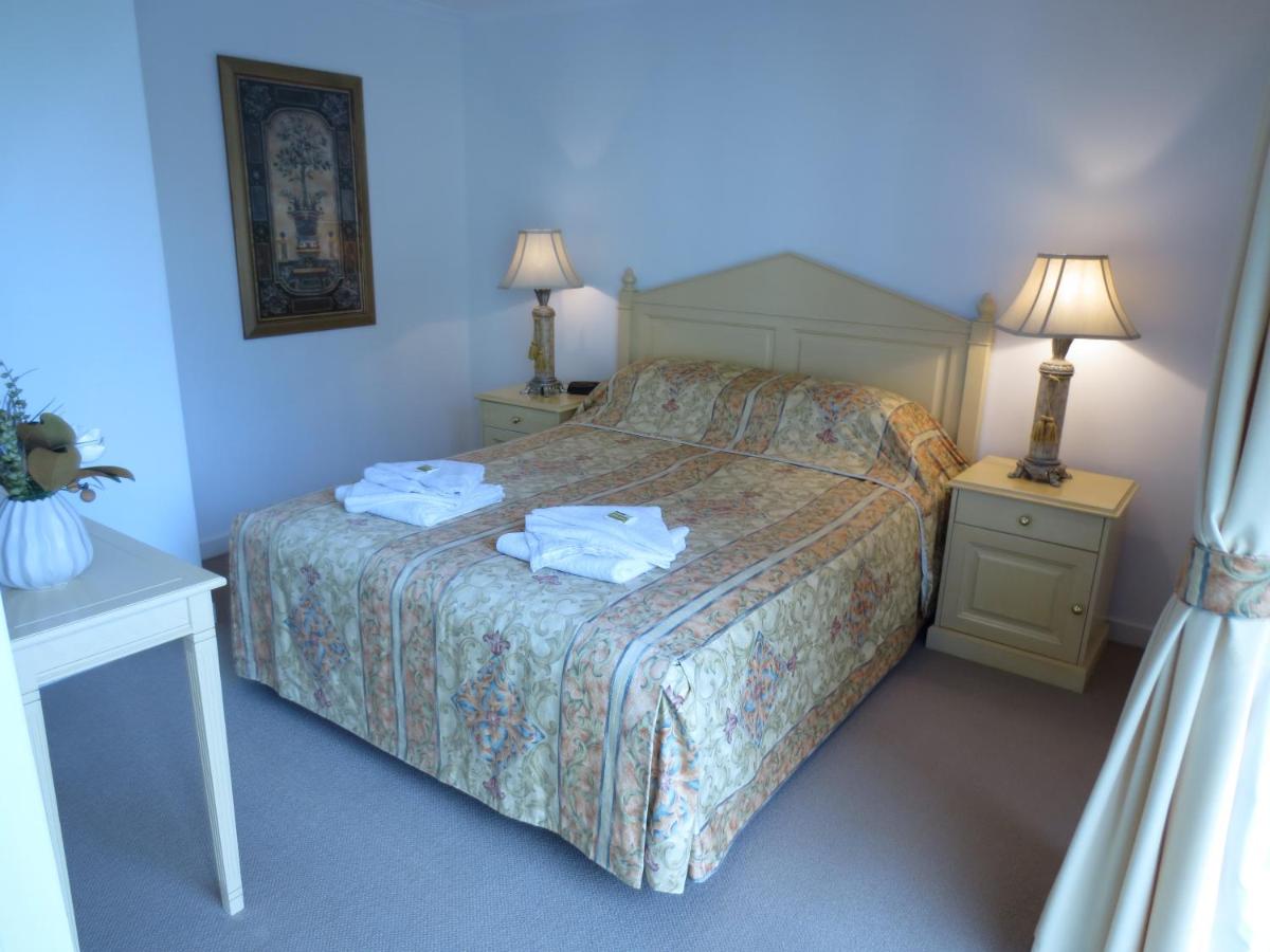 One-Bedroom Apartment with Park View
