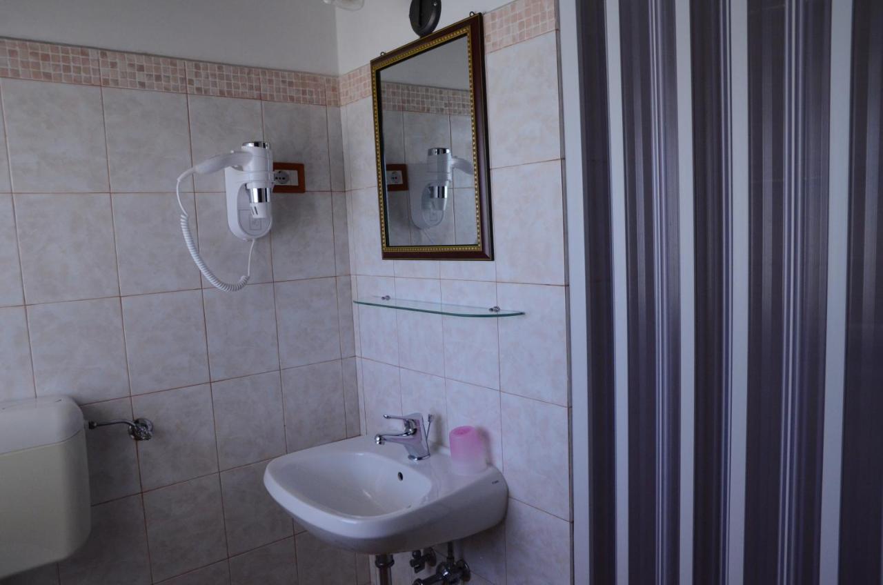 Camera Doppia con Letti Singoli