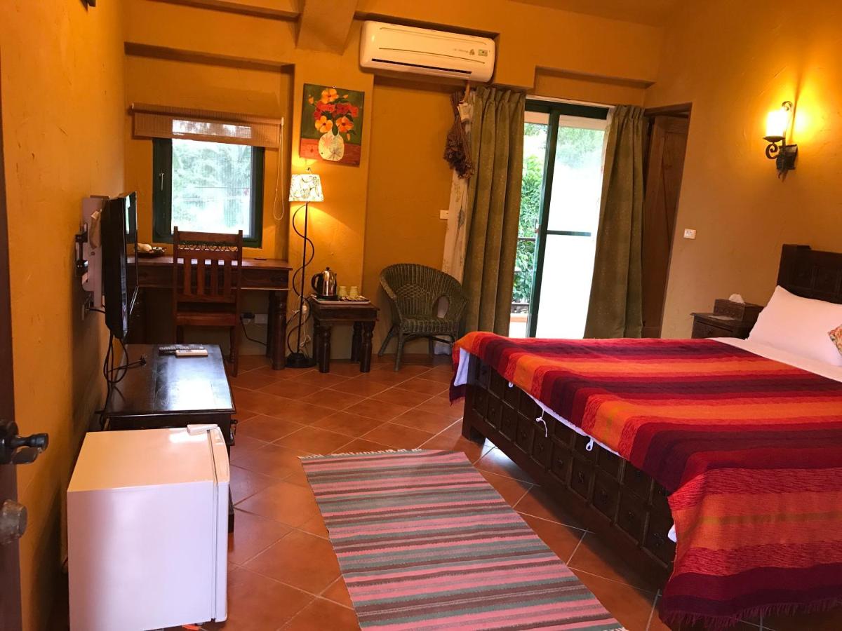 Habitación con cama grande y balcón