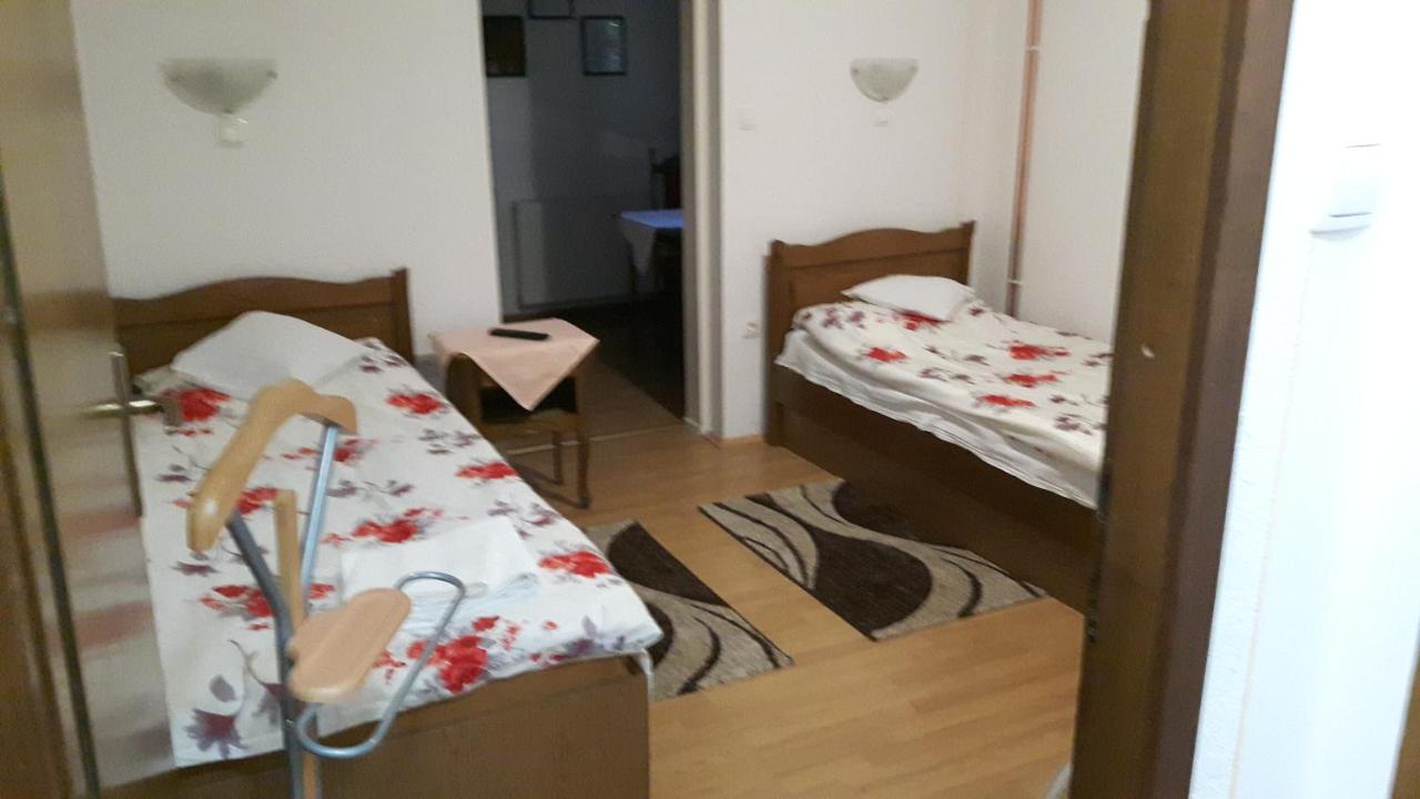 Tweepersoonskamer met 2 Aparte Bedden en Eigen Badkamer