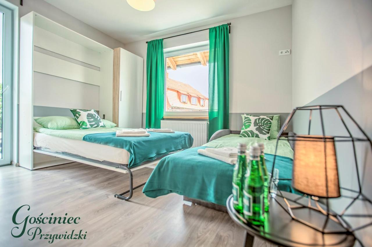 Dreibettzimmer mit Gartenblick