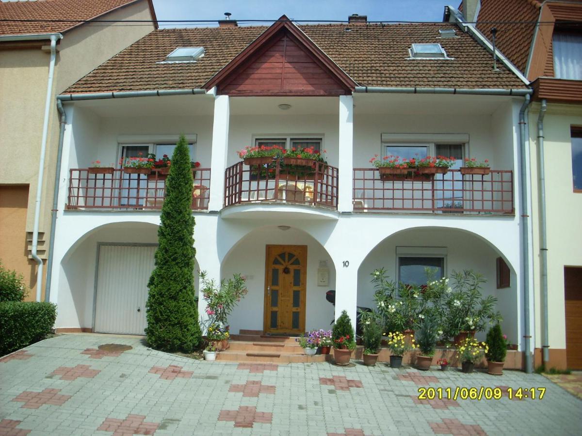 B&B Eger - Holiday Vendégház - Bed and Breakfast Eger