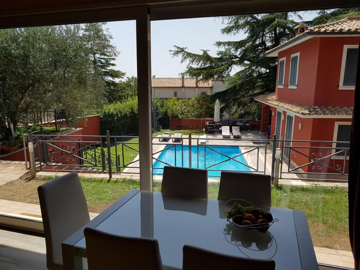 B&B Riano - VILLA IL CICLAMINO - PISCINA PRIVATA IN MURATURA AD USO ESCLUSIVO - PRIVATE IN-GROUND POOL FOR EXCLUSIVE USE - 70m2 house & 300m2 outdoor, 10 minutes drive to Montebello Station linked to Rome centre in 20 minutes, 3 minutes to the village - Bed and Breakfast Riano