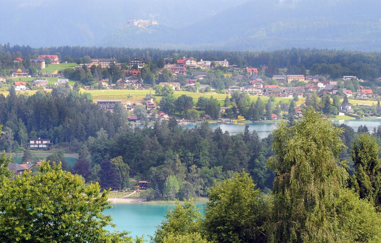 Comfort One-Bedroom Apartment with Lake View