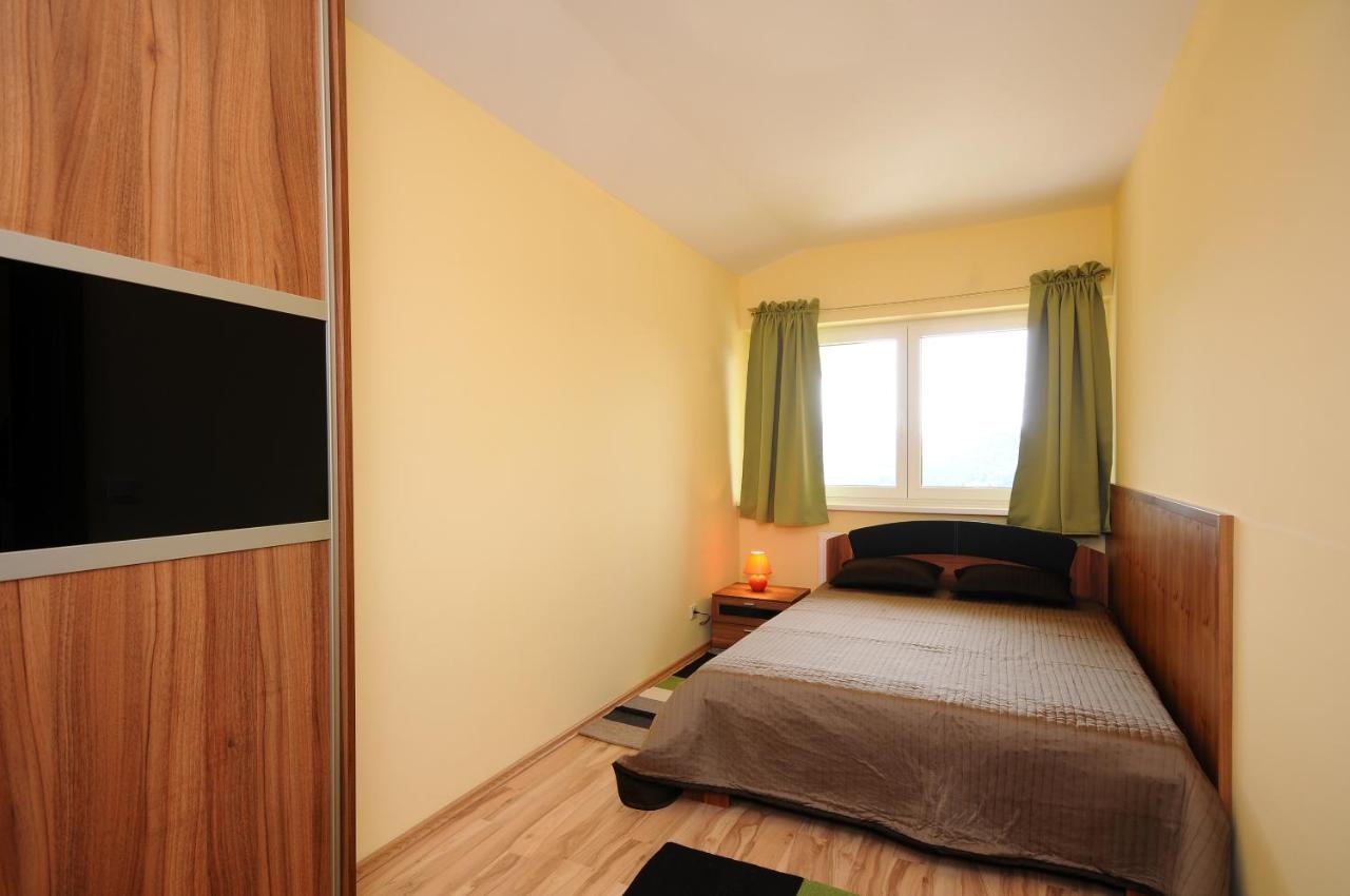 One-Bedroom Apartment with Lake View