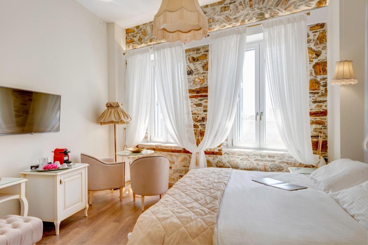 Junior Suite with Side Sea View