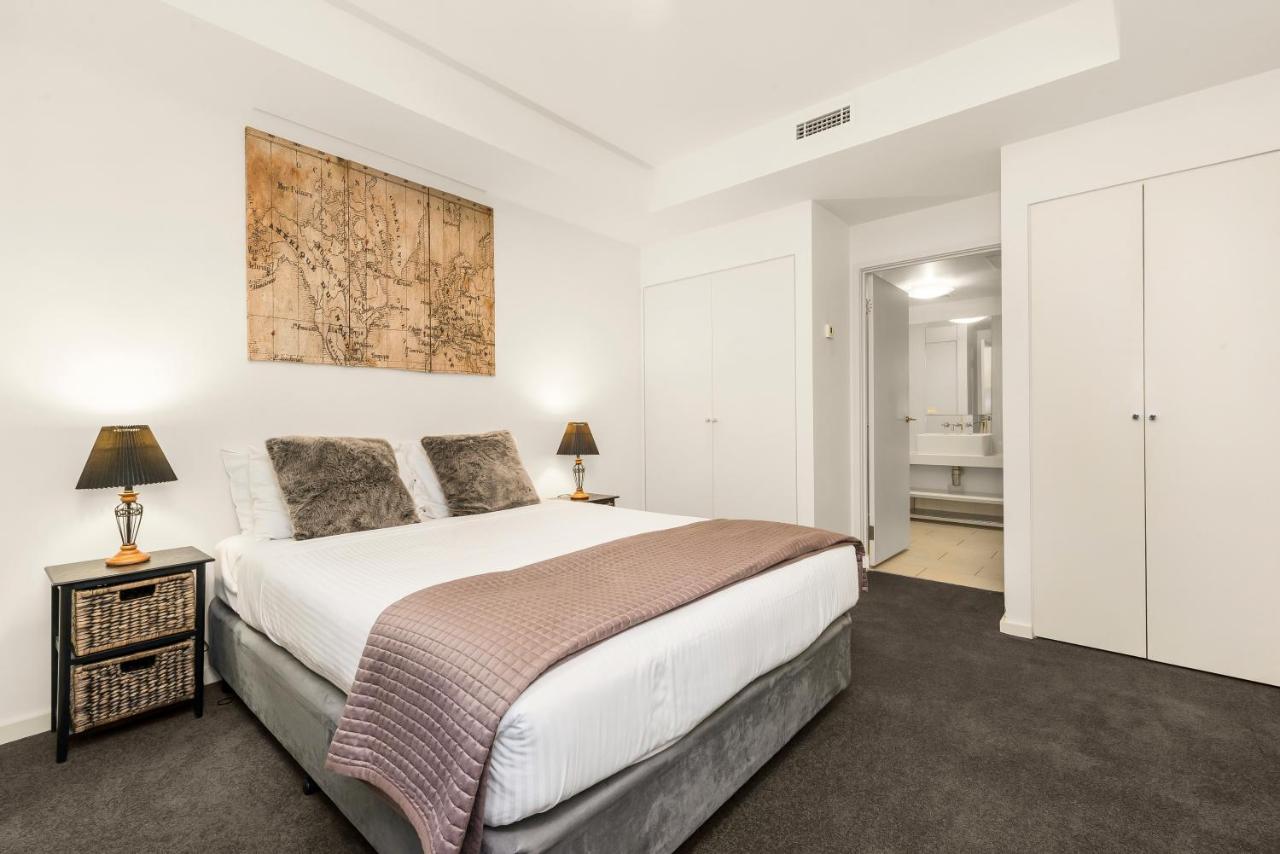 Deluxe One-Bedroom River View Apartment with Balcony 