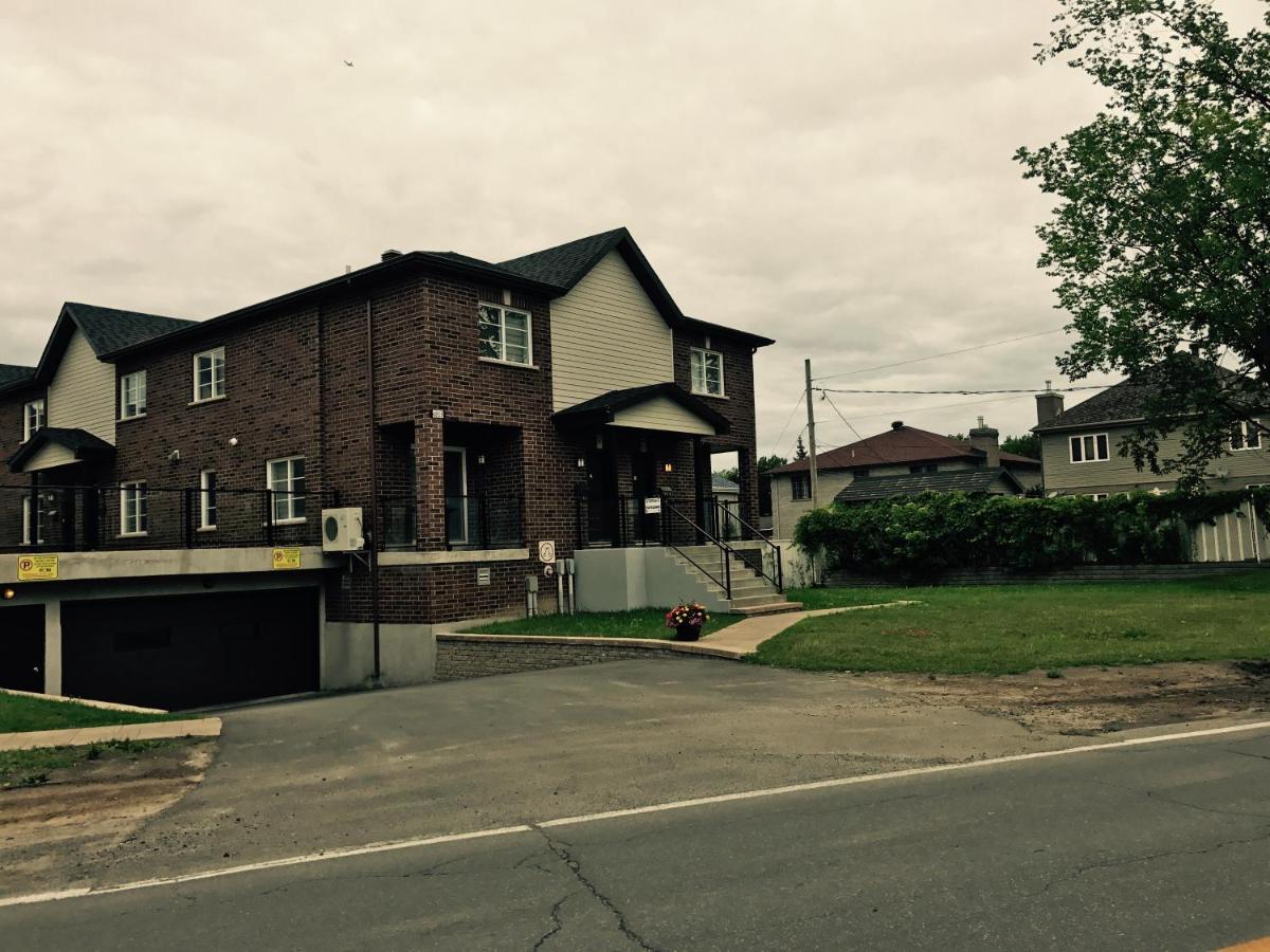 Luxury Two Story Villa Unit C - Bed and Breakfast Laval