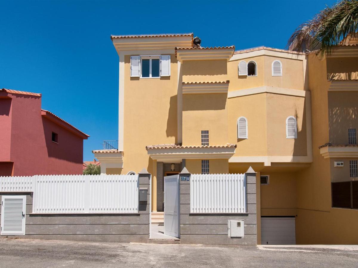 Curie with Pool by VillaGranCanaria - Chambres d’hôtes