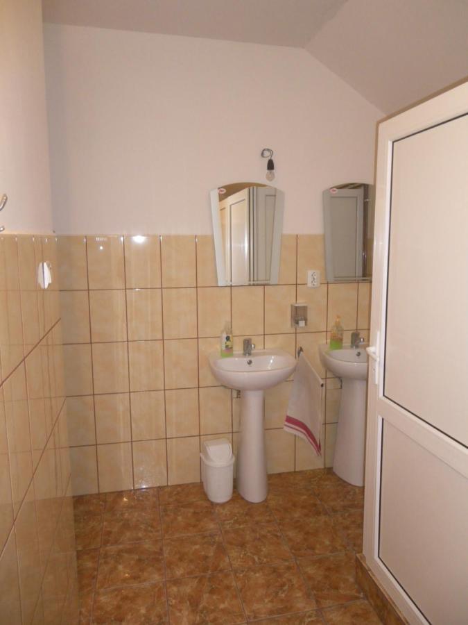 Dreibettzimmer mit Gemeinschaftsbad