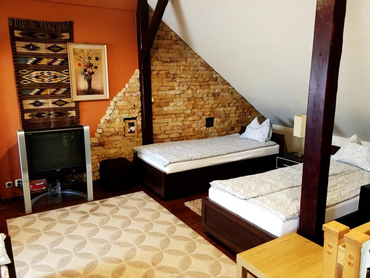 Studio (max 10 Adults)