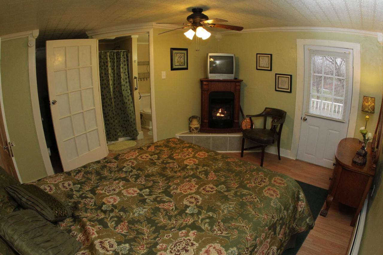Queen Room with Garden View
