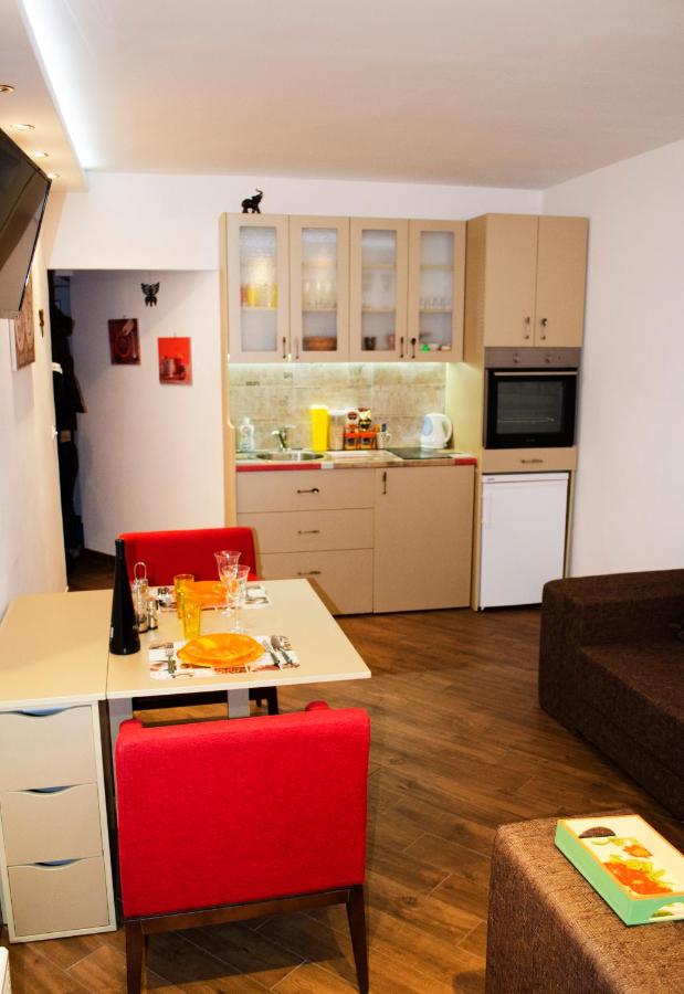 Nikola's Apartment - Bed and Breakfast Belgrado