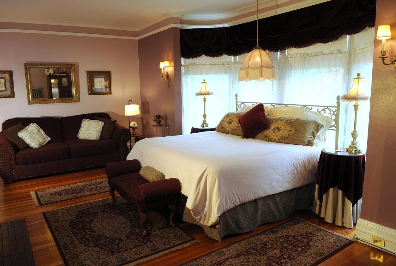 Deluxe King Suite
