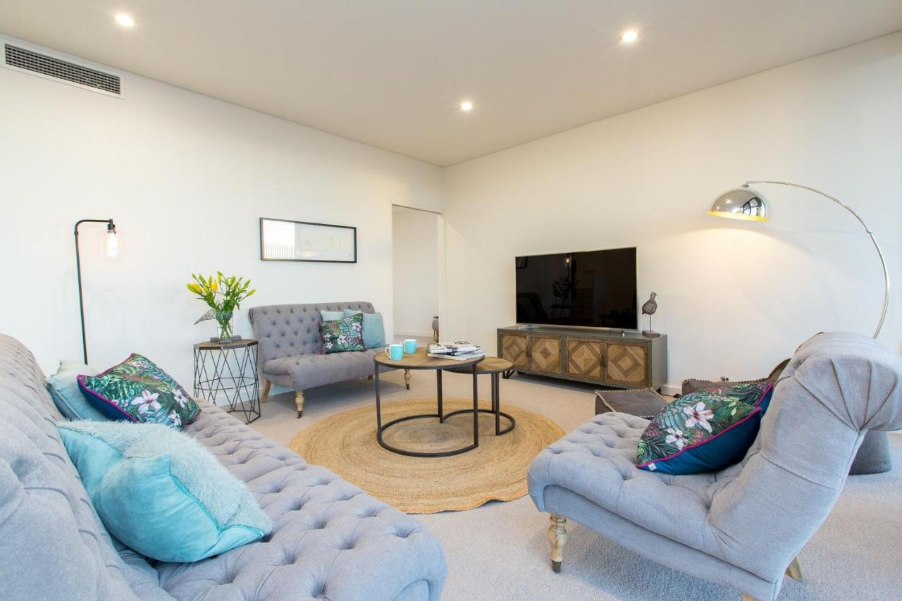 B&B Wagga Wagga - Luxury Four Bedroom Apartment with Swimming Pool - Bed and Breakfast Wagga Wagga