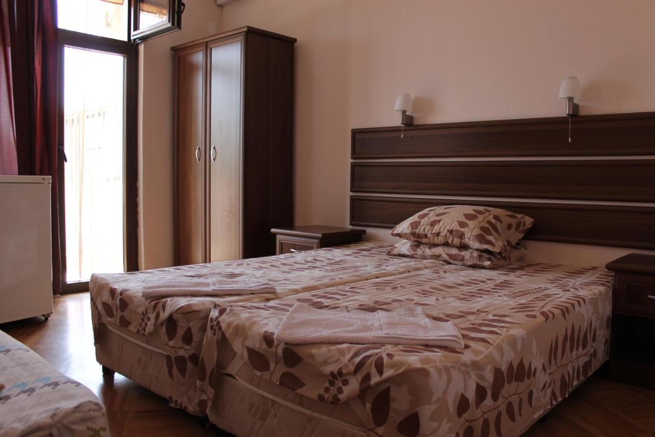Doppel-/Zweibettzimmer mit Balkon