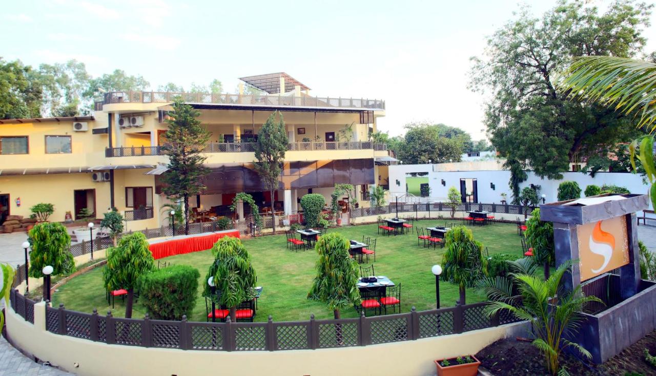 Hotel Saroj Sagar - B&B