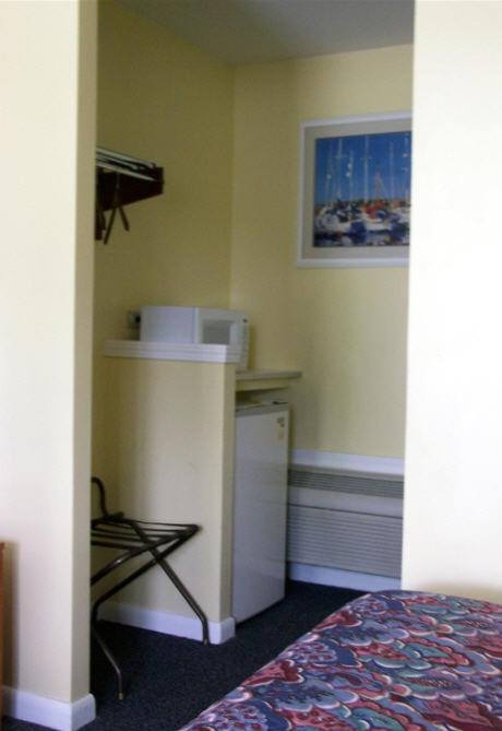Habitación con cama extragrande y sofá cama