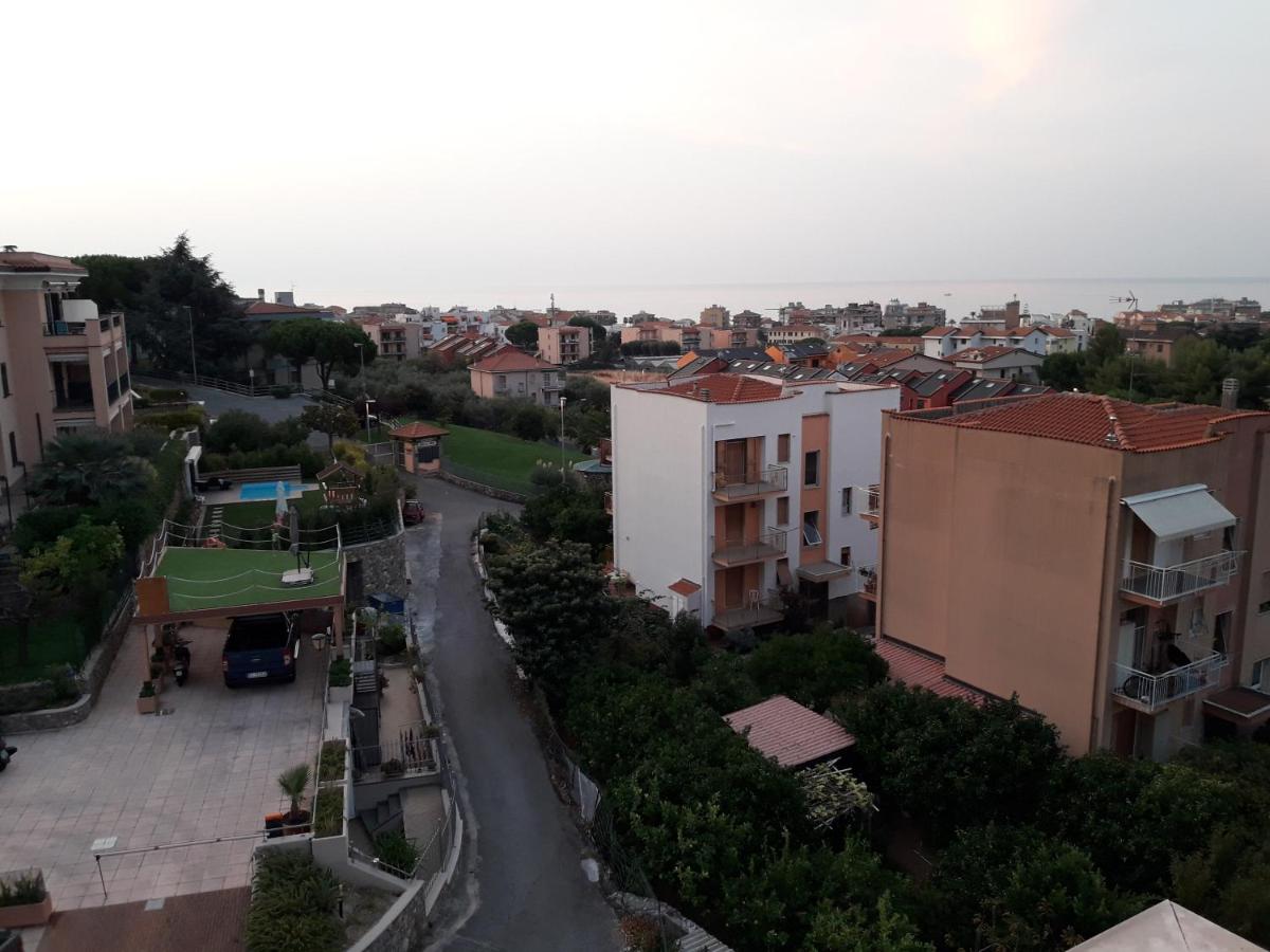 APARTMENT Aurora & Nicole IDEAL per biker con terazza vista mare parcheggio è Wi-Fi gratuiti - B&B