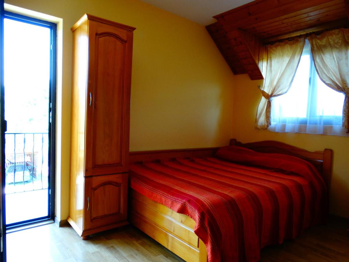 Zimmer mit Kingsize-Bett und Balkon