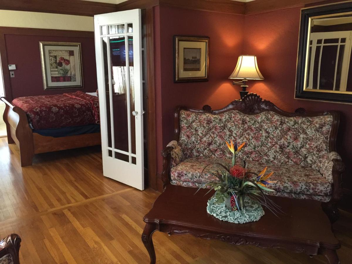 Queen Suite with Spa Bath