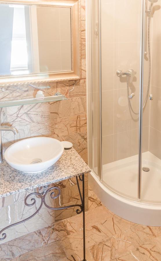 Petite Chambre Simple avec Salle de Bains Privative