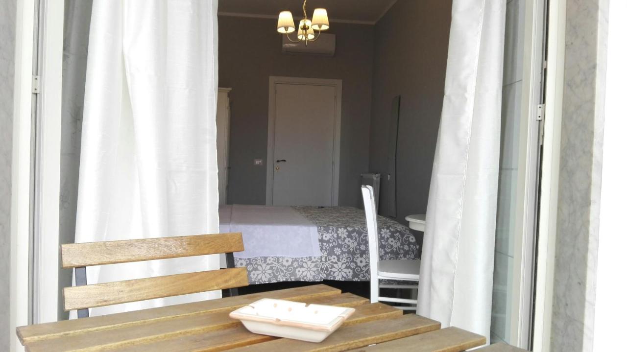 Tweepersoonskamer met een Eigen Externe Badkamer
