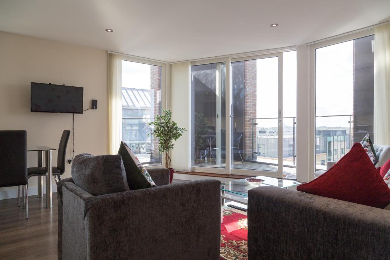 Contemporary & Homely Penthouse, 2 mins walk from Cambridge Station, lift access, secured gated on-site parking, self check-in, SUPER Fast WIFI, Terrace & Sleeps 6 - B&B