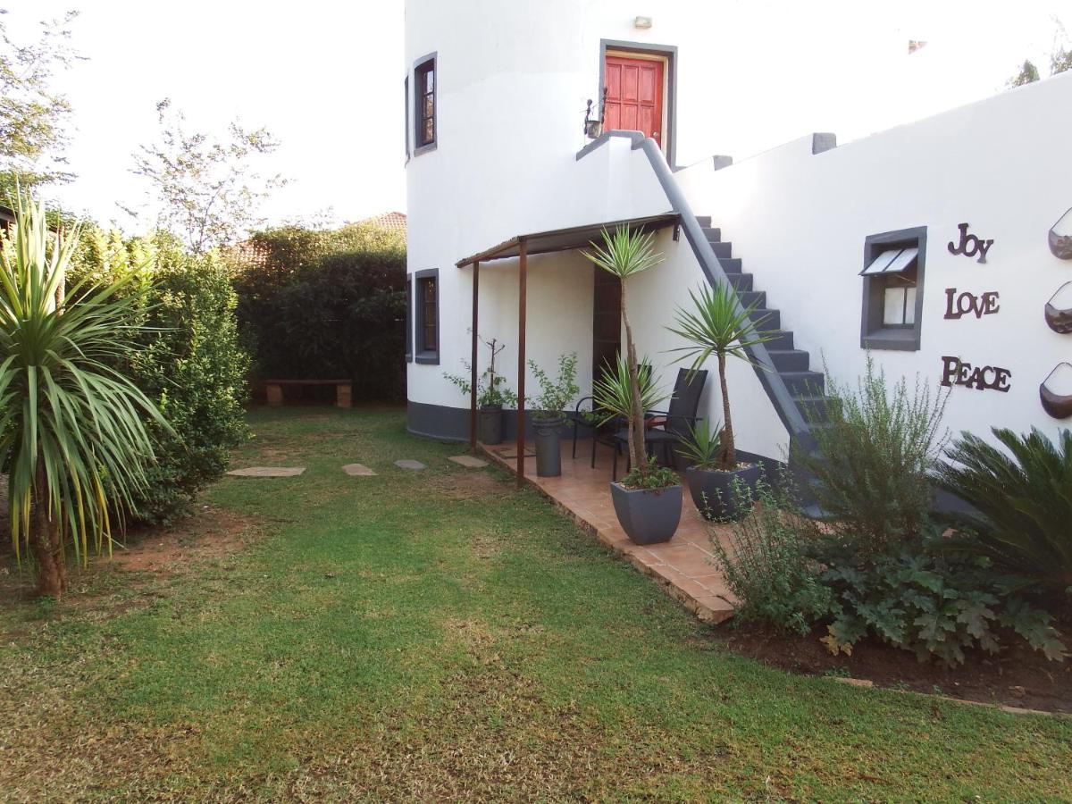 Villa Luca Guesthouse & Chalets - B&B Swartruggens