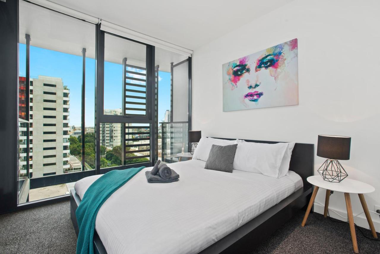 2 Bedroom 1 Bathroom Apartment on level 8 with Balcony and City Views