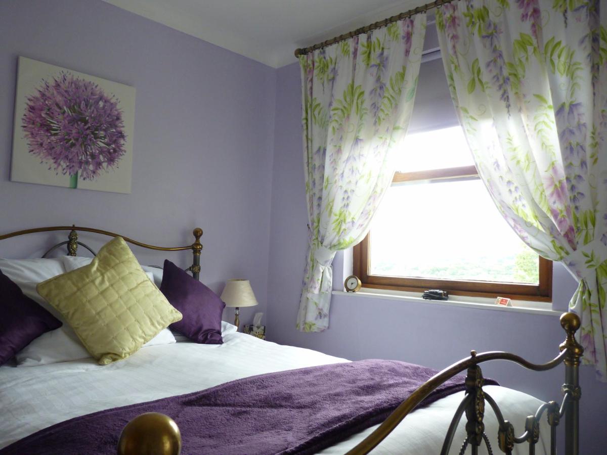 Habitación con cama extragrande y ducha