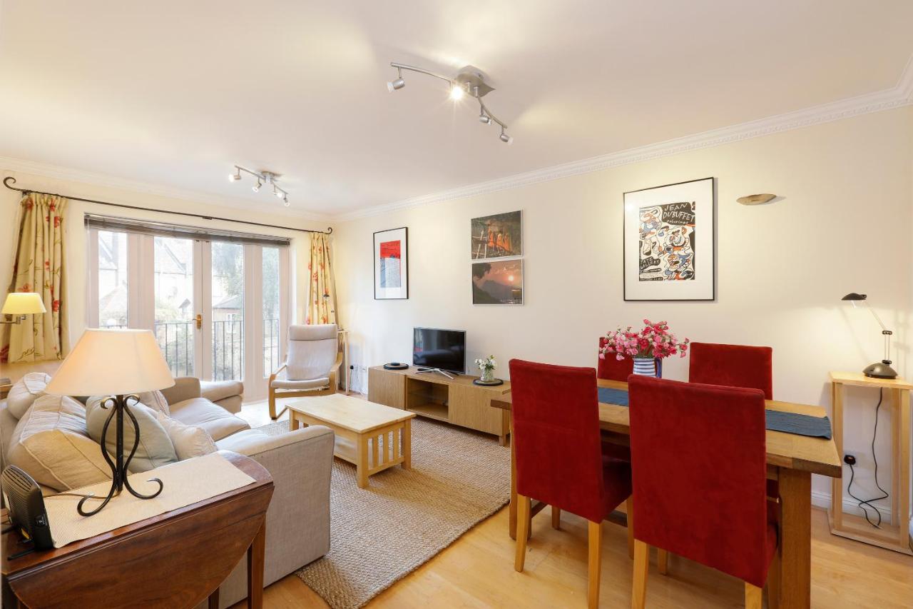 B&B London - Calm 2BR apt with parking and patio, 15mins to London Eye - Bed and Breakfast London