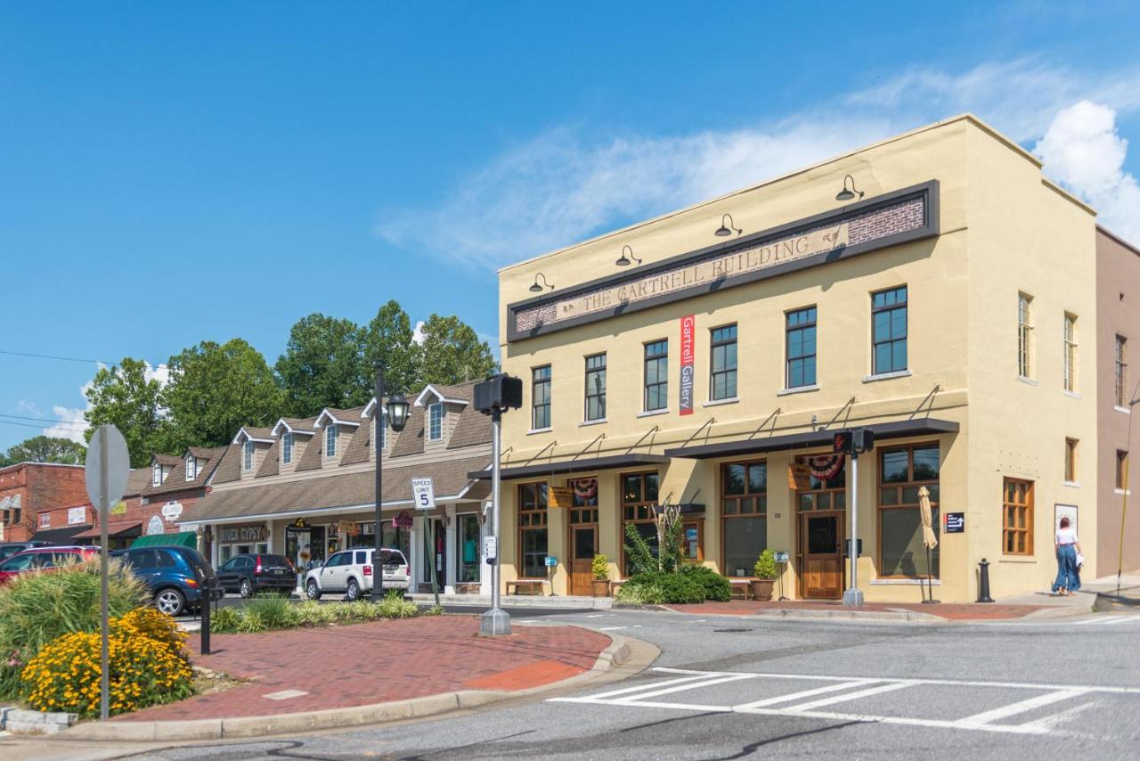 Moon Kiss - B&B Blue Ridge