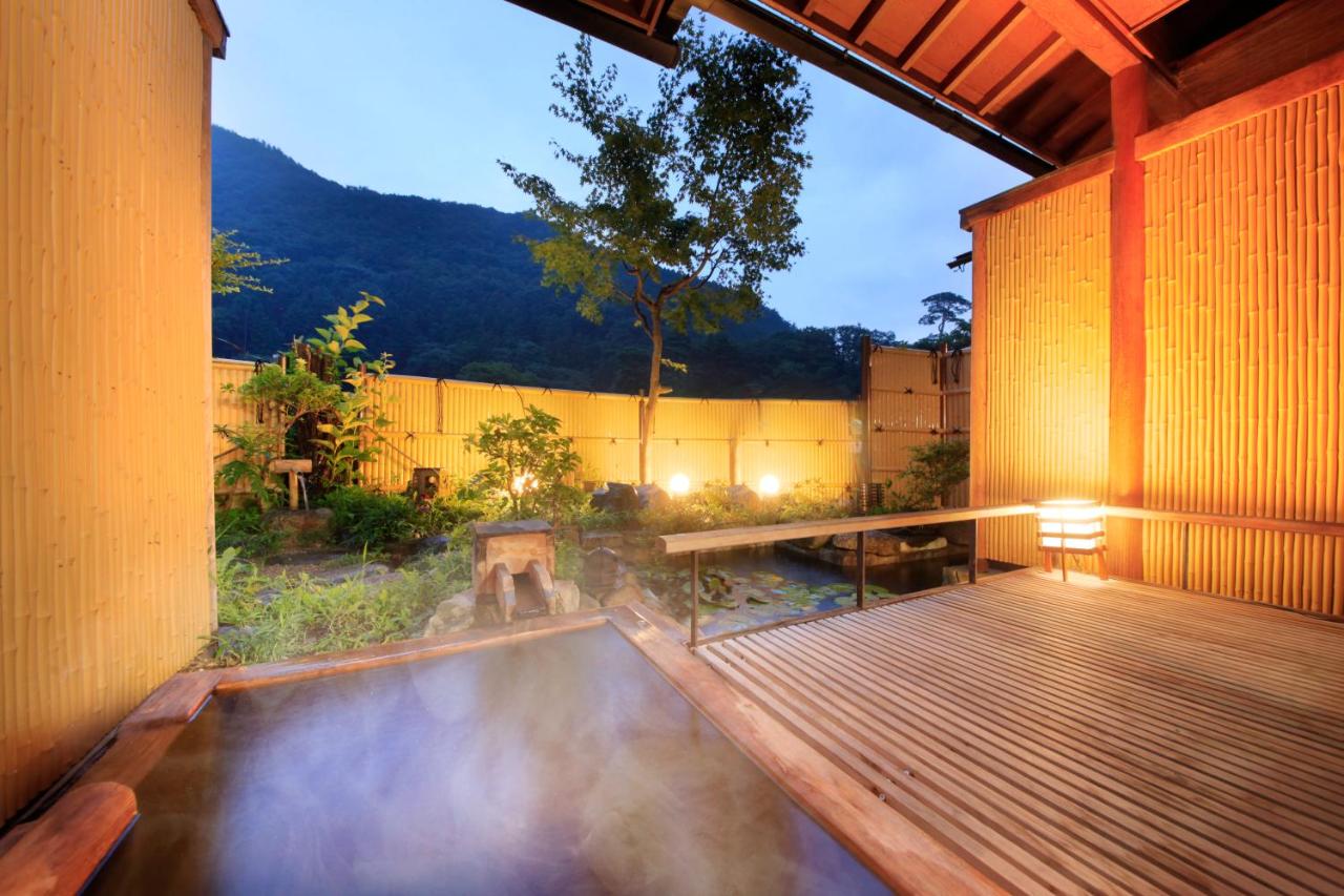 Zimmer im japanischen Stil mit Badewanne im Freien