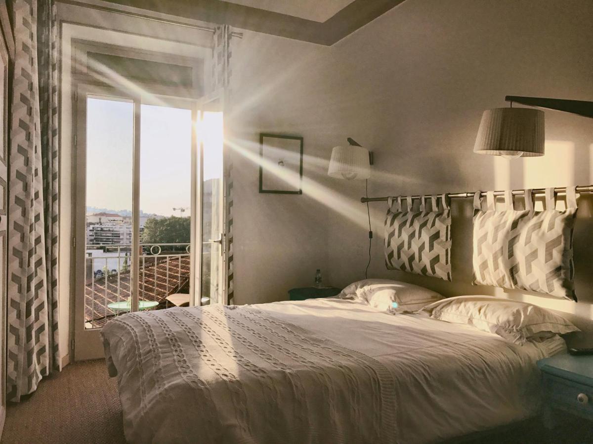 Habitación con cama grande y balcón