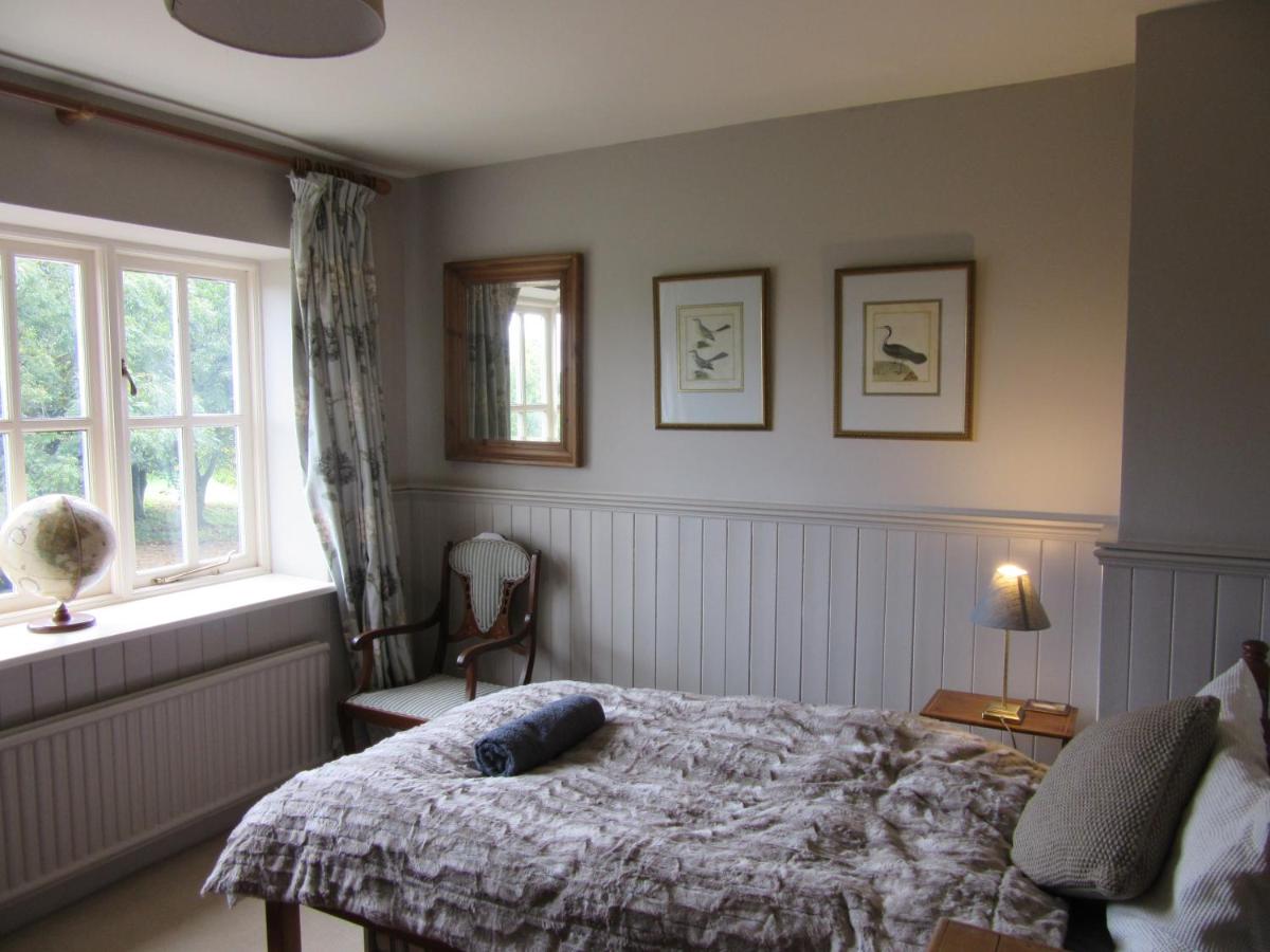Tweepersoonskamer met 2 Aparte Bedden en Gedeelde Badkamer