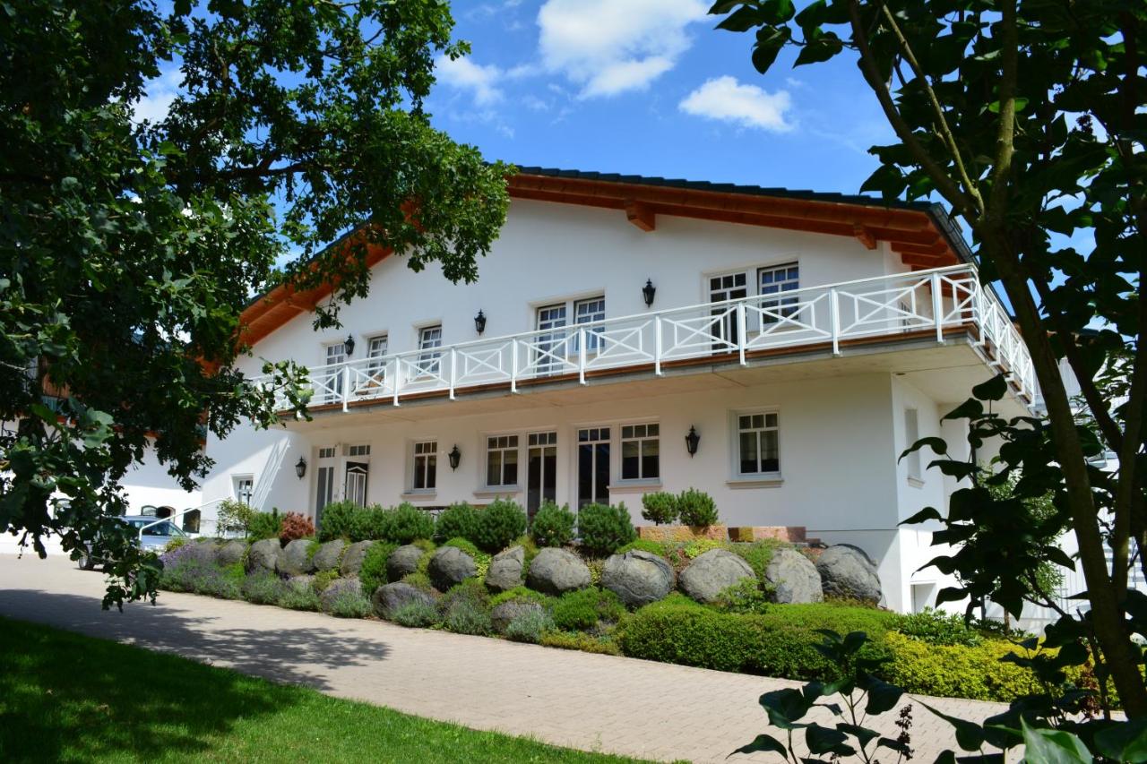 B&B Haiger - Reiterhof und Pension Eichenhof - Bed and Breakfast Haiger