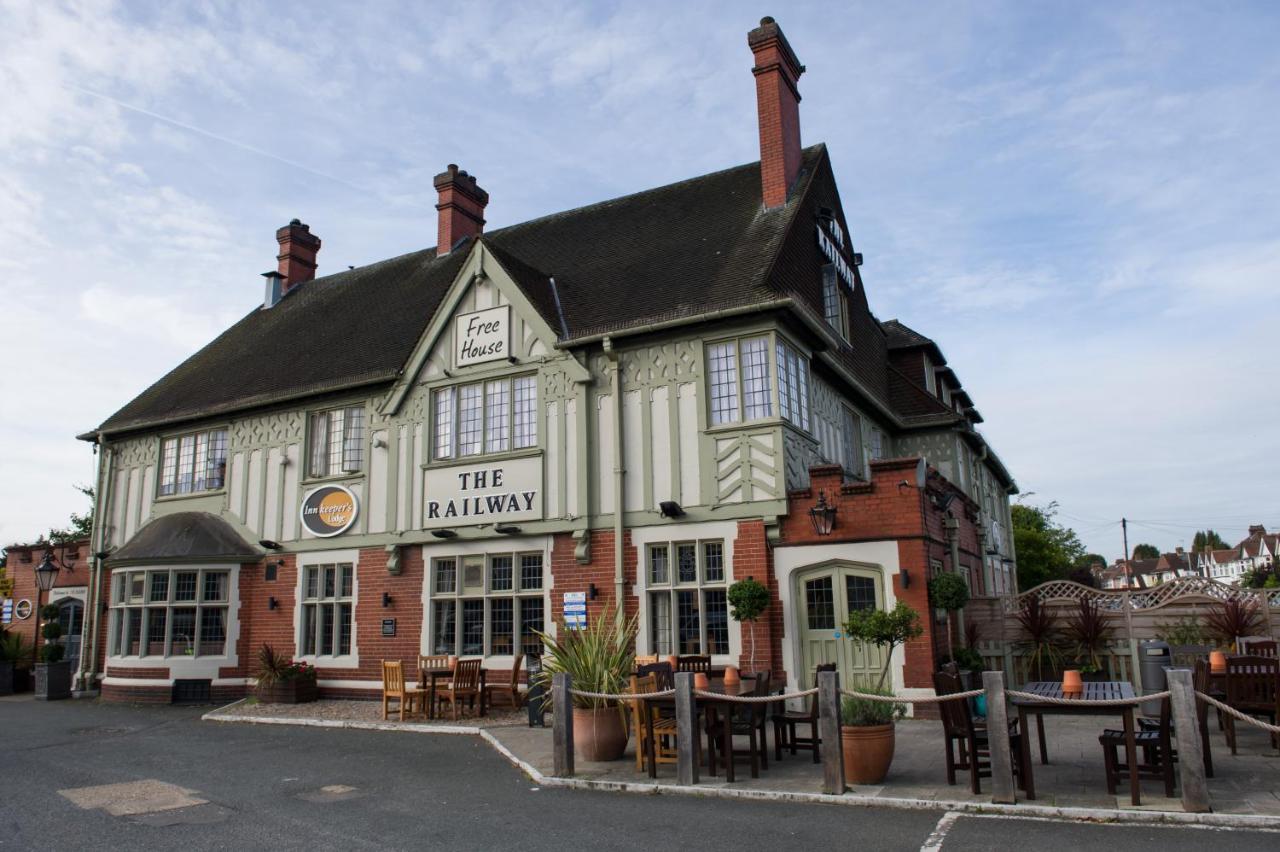 B&B Hornchurch - The Railway by Innkeeper's Collection - Bed and Breakfast Hornchurch