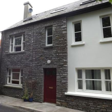 Modern Home in the Heart of Rosscarbery Village - Ferienwohnung