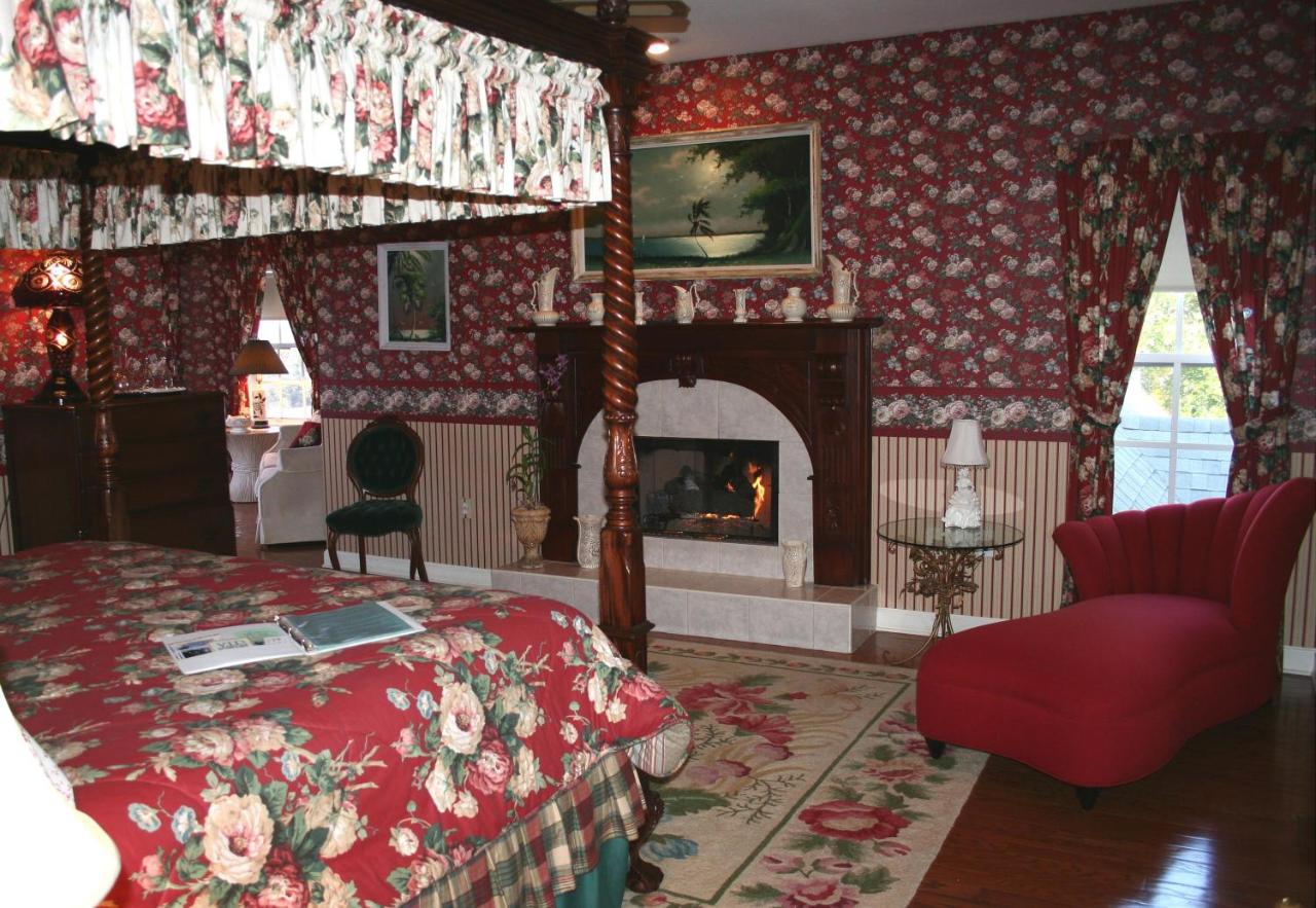 Superior King Suite with Lake View Not Pet Friendly 