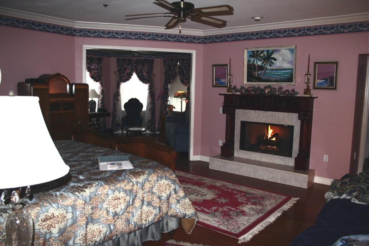 King Suite with Lake View and Spa Bath Not Pet Friendly 