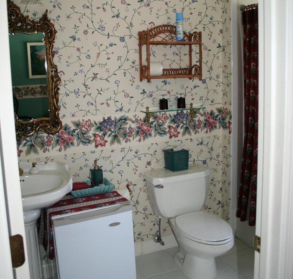 Superior King Suite with Lake View Not Pet Friendly 