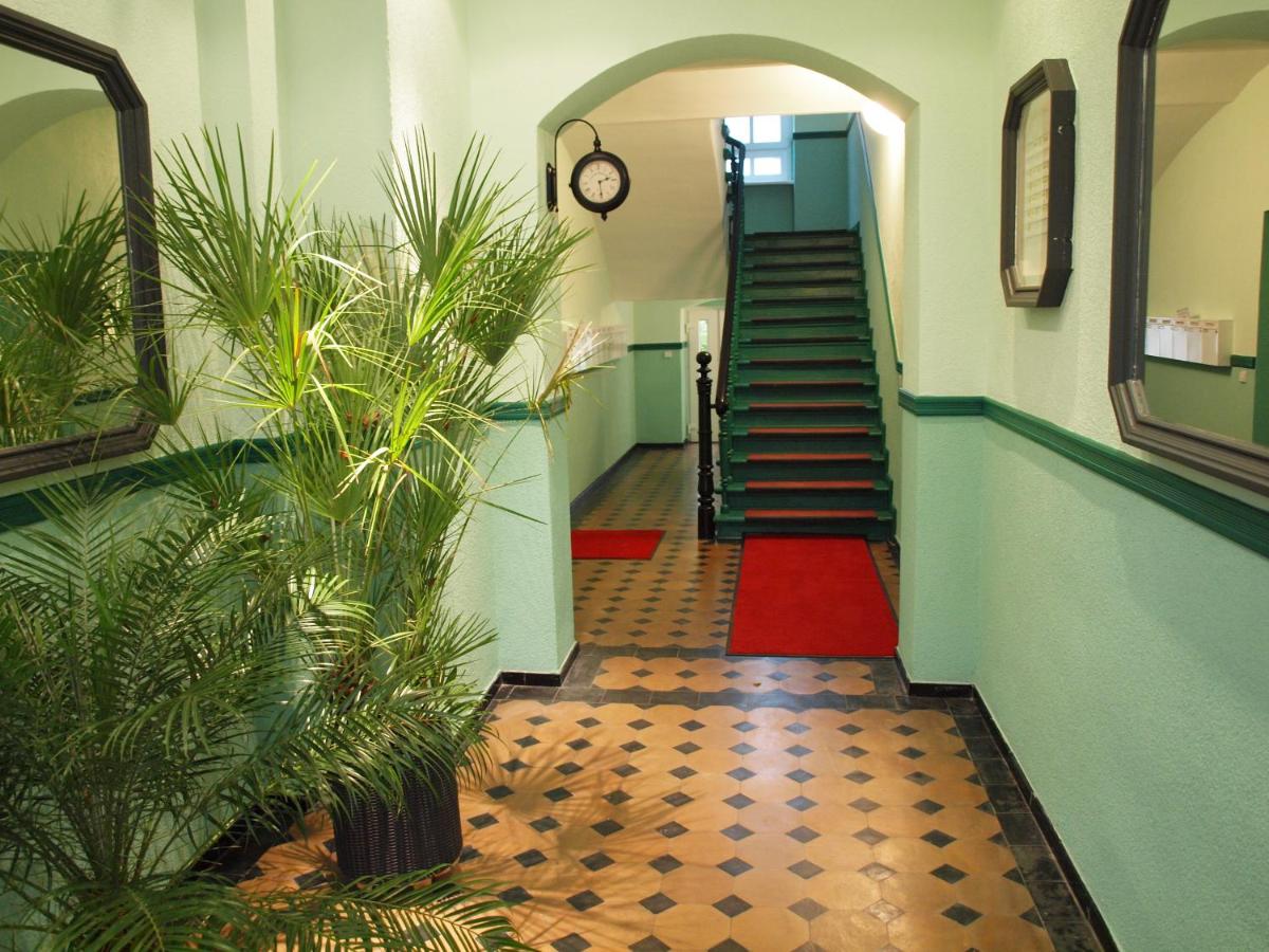 Deluxe Studio