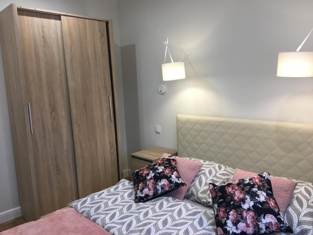 Family & Business Elegant Apartments KCK ul Astronautów Centrum Downtown - 3 Bedroom, Bath with Hydromassage, Parking - Chambres d'hôtes Kielce